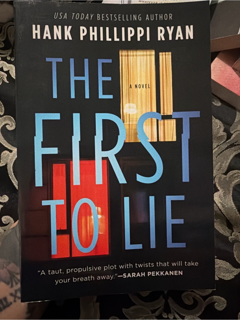 Hank Phillippi Ryan The First To Lie - Black & Blue Cover